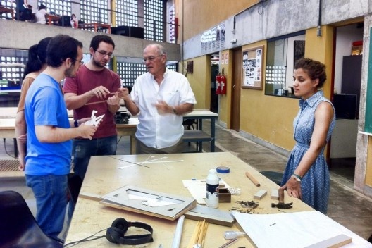 Oficina de Modelos, 12 de fevereiro, manhã, Marcos Acayaba ouve explicações dos alunos sobre o modelo em andamento<br />Foto Abilio Guerra 