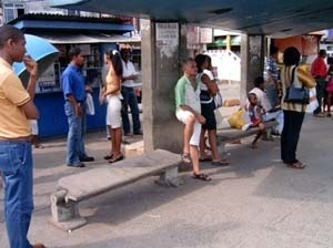 Figura 18 – Padrão RENURB com assento pré-moldado plano, próximo à Rodoviária de Salvador<br />Foto do autor 