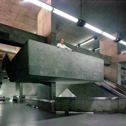 Marcello Fragelli no balcão da escada na Estação Liberdade de Metrô, São Paulo<br />Foto divulgação  [Acervo do arquiteto]