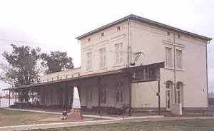 Velha estação do Ferrocarril del Este, situada no centro da cidade, inaugurada pelo presidente Avellaneda em 1875. Atualmente está convertida em museu e foi declarada monumento histórico nacional