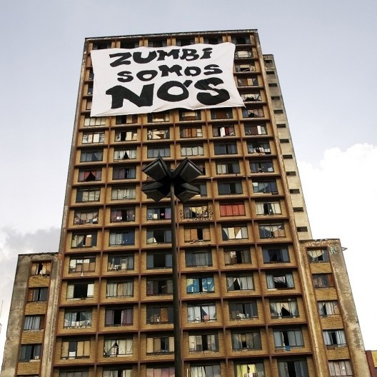 Faixa Zumbi Somos Nós do coletivo Frente 3 de Fevereiro na Ocupação Prestes Maia em São Paulo<br />Foto Julia Valiengo 