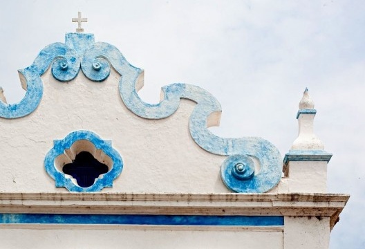 Igreja Nossa Senhora das Neves, detalhe do frontão<br />Foto Tom Boechat 
