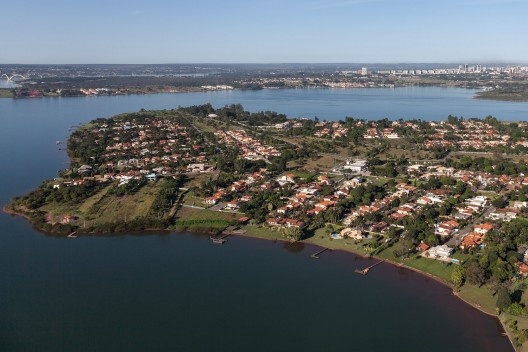 Ocupação irregular da Orla do Lago Paranoá, Brasília DF<br />Foto Joana França 