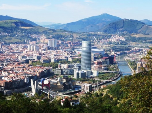 Museu Guggenheim, de Frank O. Gehry, Torre Iberdrola, de Cesar Pelli, biblioteca da Universidade de Deusto, de Rafael Moneo, shopping Zubiarte, de Robert Stern, Palácio Euskalduna, de Federico Soriano e Dolores Palacios, Bilbao<br />Foto Sara Raquel Medeiros, 2014 