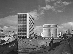 Fotomontagem com a maquete do edifício Consórcio (1956), de Holanda Mendonça [Acervo João Alberto F. da Silva / Ritter dos Reis]