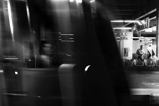 Chegada da composição em estação de metrô, São Paulo<br />Foto Abilio Guerra 