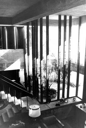 Res. Cleômenes Dias Batista, SP, 1964 – estar e escada de acesso ao pavimento superior<br />Foto de Félix Alves Araújo  [acervo FAUUSP]