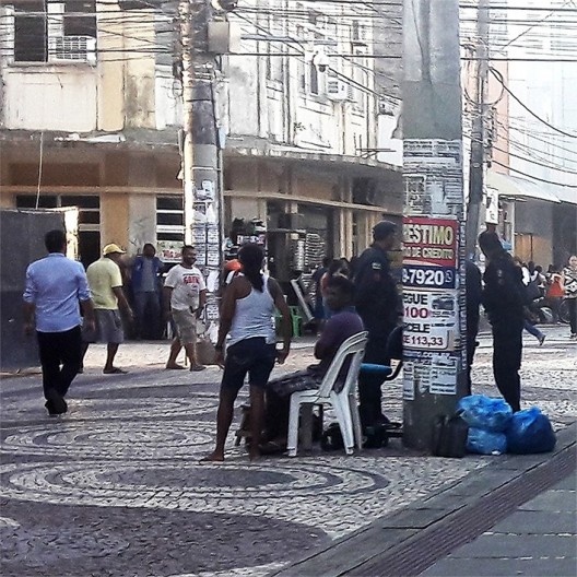 Cadeiras na rua de pedestres, centro de Aracaju, detalhe<br />Foto César Henriques Matos e Silva, 2006 
