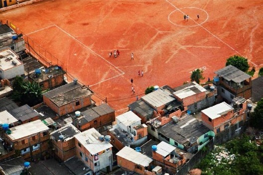 Campinho de terra, São Paulo, 2008<br />Foto Nelson Kon 