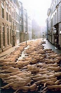 Spencer Tunick. Breda 3. (De Beyond, Netherlands) 2001<br />Fonte: AV Monografías, n. 104, Madri, dezembro 2003, p 79 
