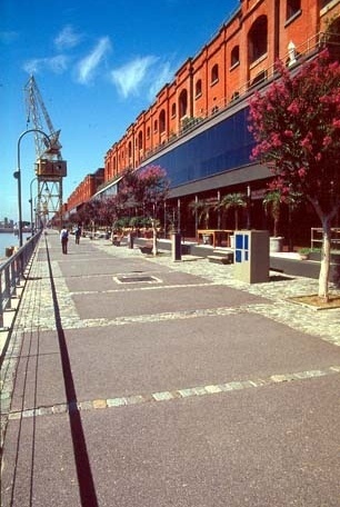 Vista dos almazéns reformados de Puerto Madero, Buenos Aires, 1995<br />Foto Segre 