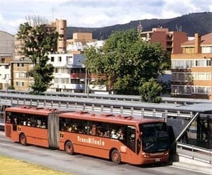 Ónibus “Transmilenio” e ponto fixo na cidade de Bogotá. Arqs. Javier Vera, Fernando León Toro Vallejo, Gabriel Jaime Giraldo Giraldo, 2000<br />Foto Segre 