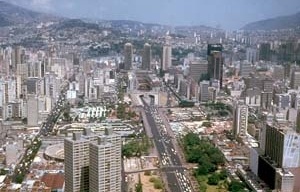 Caracas. Vista geral da Avenida Bolívar, nos anos noventa. Intervenção do Arq. Carlos Gómez de Llarena<br />Foto Segre 