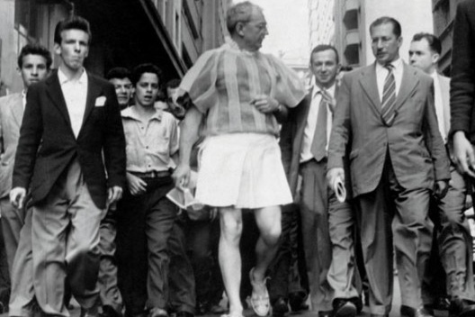 Flávio de Carvalho desfilando pelas ruas de São Paulo a roupa "New Look"<br />Foto divulgação  [foto domínio comum]