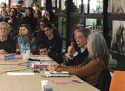 Apresentação de Paulo Mendes da Rocha no saguão da Faculdade de Arquitetura e Urbanismo Mackenzie, participação de Neide Jallageas e mediação de Maria Isabel Villac, ago. 2019<br />Foto Edison Ribeiro 