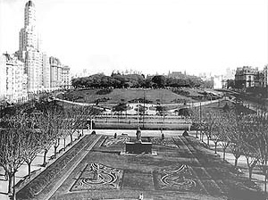 La Plaza San Martín en su esplendor clásico francés en su inauguración en 1936, obra de Carlos León Thays (hijo)