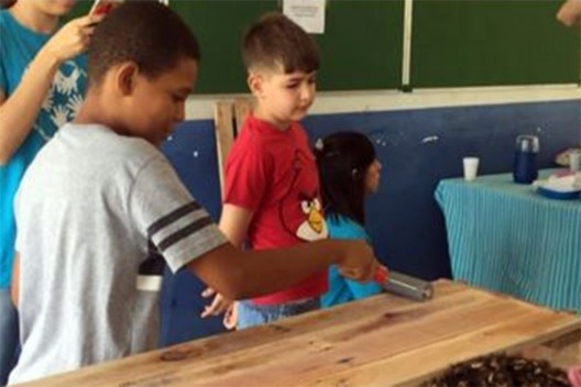 Registros da atividade colaborativa: oficina de pallet<br />Foto das autoras 