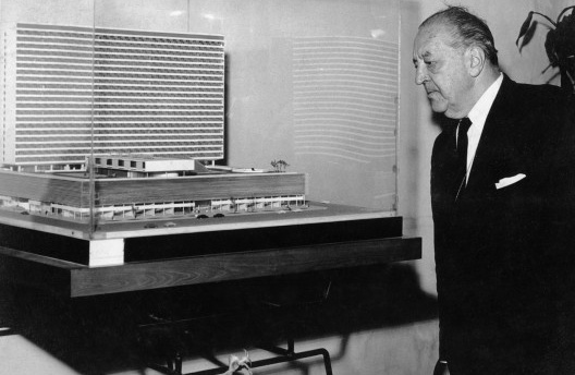 Mies van der Rohe observando a maquete do Conjunto Nacional de autoria de José Zanini Caldas<br />Foto divulgação  [BRASIL, Luciana. David Libeskind, Romano Guerra/Edusp]