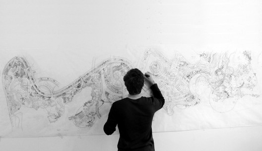 Eduardo Pizarro projetando<br />Foto divulgação 