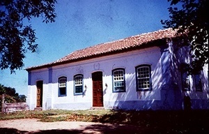 Sede da Fazenda da Lapa, em Encruzilhada do Sul, com a capela anexa à fachada e aberta para a frente.  [autor.]