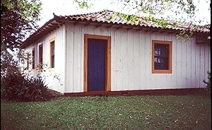 Sede da Fazenda do Socorro, em Vacaria, utilizando tábuas de araucária verticais. [autor.]