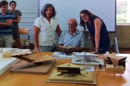 Oficina de Modelos, 21 de fevereiro, manhã, Marcos Acayaba com as arquitetas Marlene Milan Acayaba e Marina Acayaba<br />Foto Abilio Guerra 