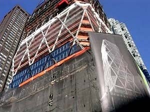 Hearst Headquarters, Nova York. Este é um grande exemplo do potencial de reciclagem do aço. Todas as diagonais que estruturam os caixilhos usam este material. A edificação de 7 pavimentos na sua base foi preservada, dando origem a um programa multifuncion [Foster and Partners]
