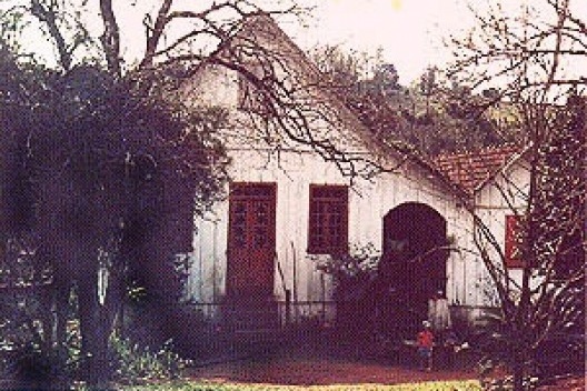 Arquitetura dos descendentes de imigrantes europeus na região atingida pelo reservatório da Usina Hidrelétrica Itá, divisa de Santa Catarina e Rio Grande do Sul. Pesquisa de Maria Elisabeth Pereira Rêgo (coord), Luzia Abreu (levantamento, fotos e desenhos