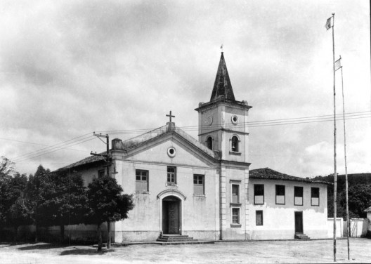Igreja de Nossa Senhora do Rosário, Embu, 1937. Primeiro restauro de Luis Saia, com torre sineira<br />Foto Germano Graeser  [Iphan]