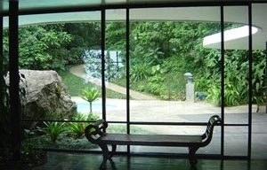 Vista do vestíbulo para a rampa de acesso [do autor]