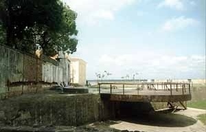 Muralhas de pedra do Forte do Castelo. <br />Foto Cybelle Salvador Miranda, 2002 