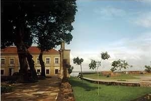 Muralhas de pedra do Forte do Castelo. <br />Foto Cybelle Salvador Miranda, 2004 