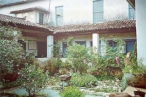Vista geral do Bloco E: Claustro, jardim central e varandas laterais <br />Foto Patricia Abreu 