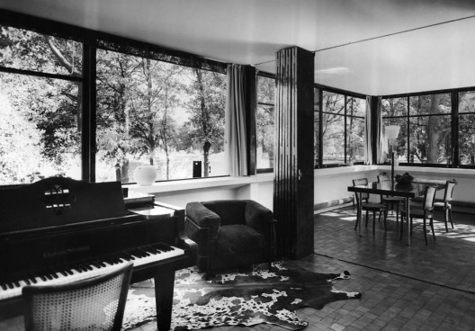 Casa ponte (Casa sobre o arroio), Mar del Plata, 1947. Arquiteto Amancio Williams<br />Foto divulgação  [Museo Casa sobre el Arroyo / Secretaría de Cultura]