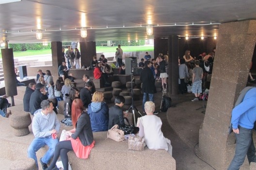 Foto do interior do pavilhão Serpentine com o público assistindo a um espetáculo musical<br />foto Roberto Segre 