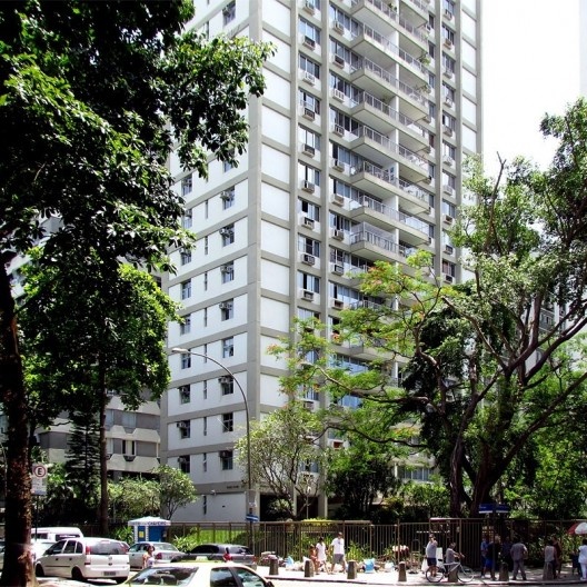 Edifício com varandas em balanço na fachada principal, sobre o afastamento frontal, guarda-corpo padrão na época, com gradil, Rio de Janeiro, final da década de 1970<br />Foto Andréa Redondo 