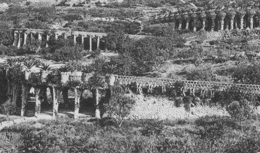 Fig. 1 - Viadutos no setor leste do Park Güell. Na cabeceira do viaduto mais baixo, em primeiro plano, localiza-se a cisterna que aparece nas ilustrações 14, 15 e 17 [Cátedra Gaudí]