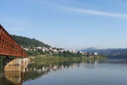 Rio Uruguai, ponte férrea e a cidade de Marcelino Ramos<br />Foto Matheus Rigon 