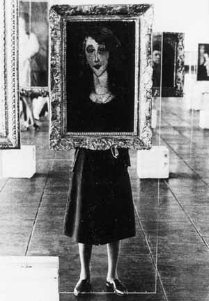 Lina como suporte de quadros no MASP [Museu de Arte de São Paulo. São Paulo: Editora Blau, 1997]