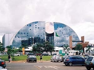 Shopping Center em Brasília, arquiteto Ruy Ohtake<br />Foto Raphael David 
