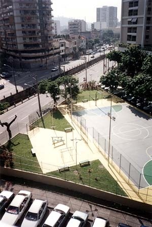 A construção do espaço público versus a natureza: traçado do rio Maracanã contido por calha. No detalhe, a vegetação restrita a canteiros geometricamente marcado junto à quadra polivalente<br />Foto Simone Rothier 