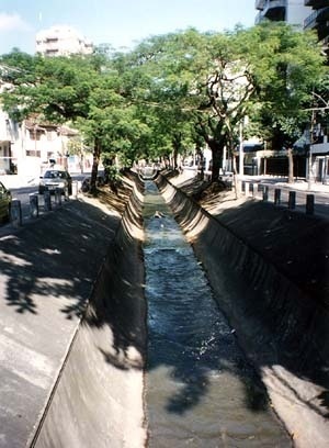 Calha do rio Maracanã, no cruzamento da Avenida Maracanã com a rua José Higino, Tijuca, Rio de Janeiro<br />Calha do rio Maracanã, no cruzamento da Avenida Maracanã com a rua José Higino, Tijuca, Ri 