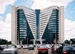 Edifício comercial, Brasília. A arquitetura contemporânea do edifício concentra, verticaliza e resume a discussão público versus privado<br />Foto Raphael David 