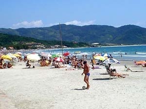 Praia de Garopaba, Santa Catarina. As praias foram espaços naturais e que progressivamente, e através da cultura, foram transformados em espaços públicos<br />Foto Cláudia Rozental 