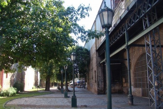 Praça aos fundos a estação<br />foto André de Oliveira Torres Carrasco 