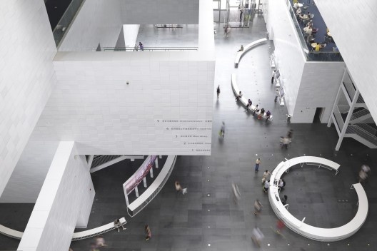 Biblioteca de Tianjin, Tianjin, China, 2012. Arquiteto Riken Yamamoto<br />Foto cortesia Nacasa & Partners  [Pritzker Prize]