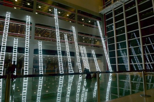 <i>Escadas</i>, de Carmela Gross<br />Foto João Nitsche 