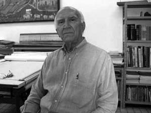 Reginaldo Esteves em seu escritório de Casa Forte, durante entrevista em janeiro de 2005 [foto da autora]