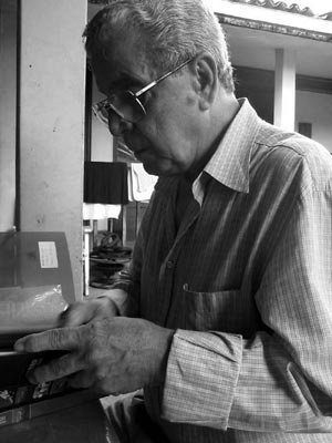 O arquiteto Marcos Domingues em sua residência em Casa Forte, durante entrevista em fevereiro de 2005 [foto da autora]