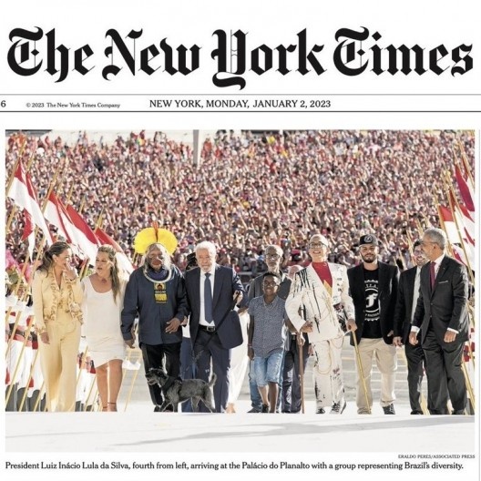 Manchetes de jornais brasileiros e estrangeiros no dia 2 de janeiro de 2023 destacam a posse de Lula ocorrida no dia anterior<br />Imagem divulgação  [The New York Times]